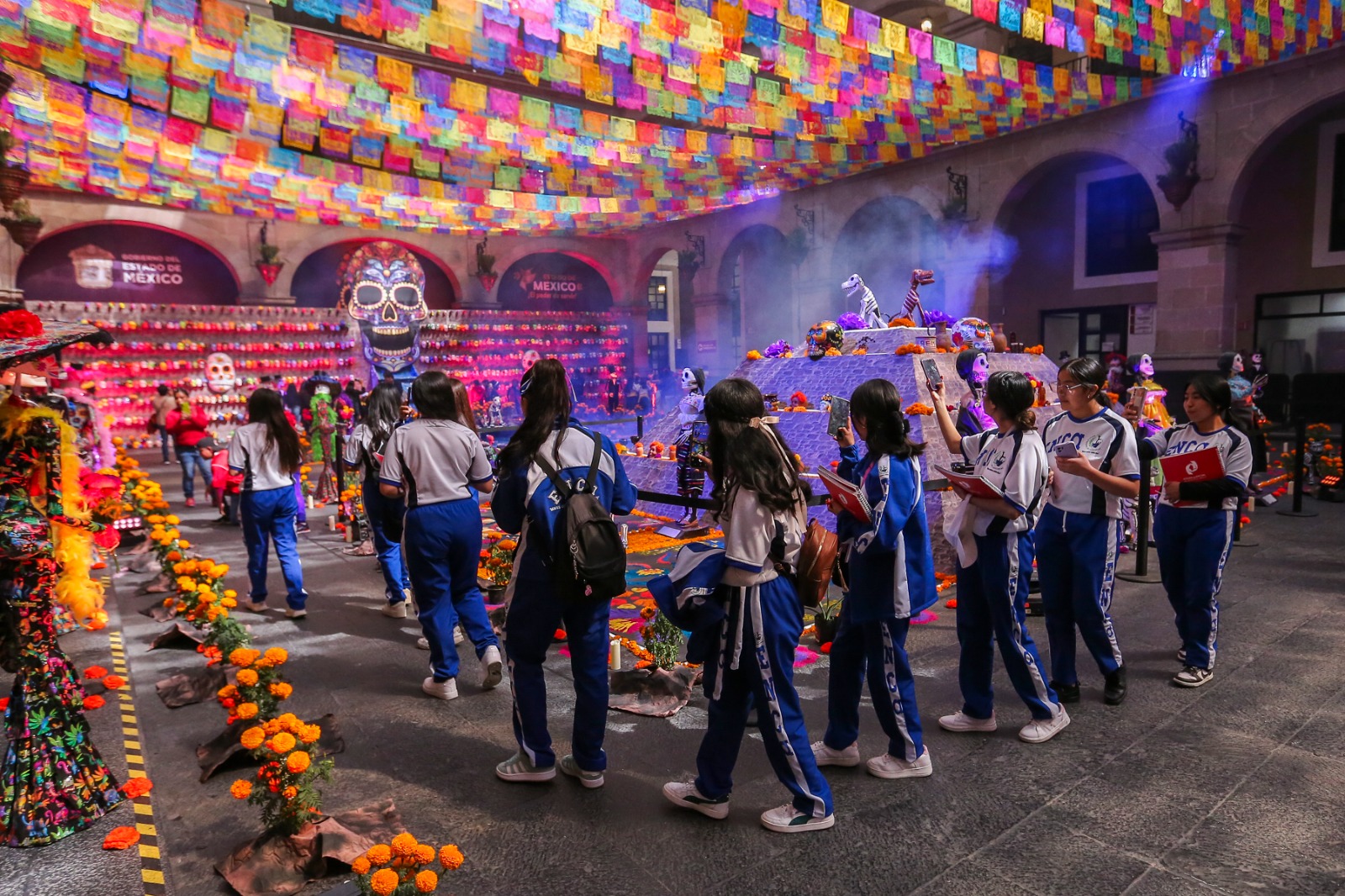 Estudiantes admiran la Ofrenda Monumental.